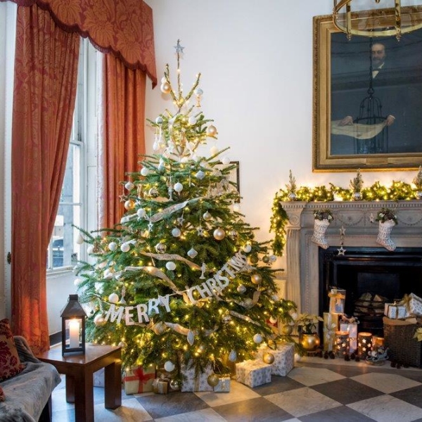 Chandos_House_Christmas_Tree_Garland_Fireplace