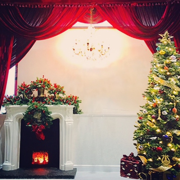 Coutts_Christmas_Main_Entrance_Display_Tree_Fireplace